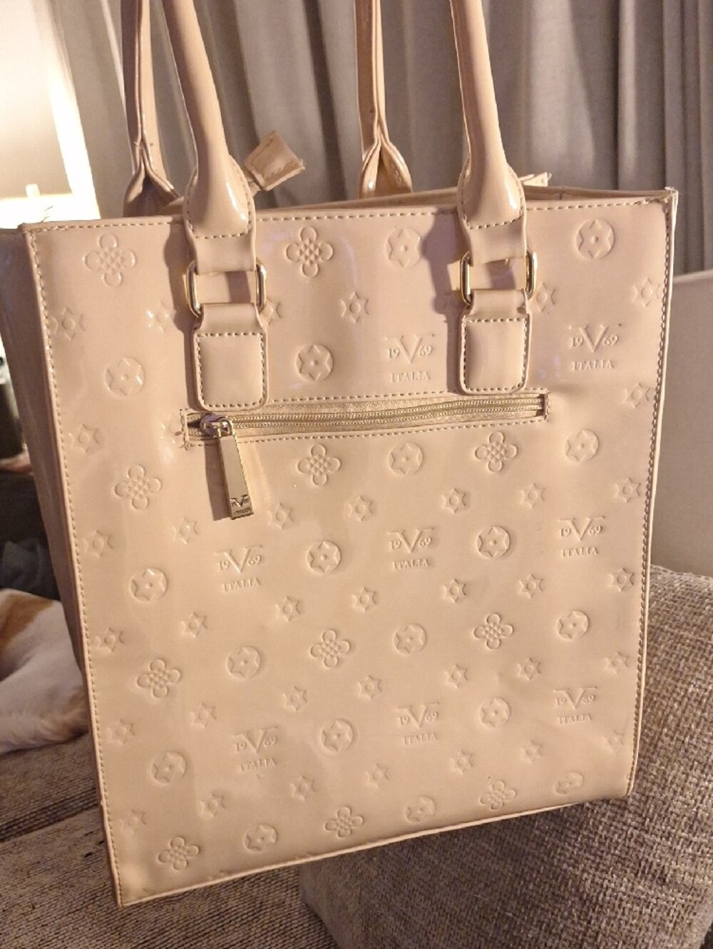 Versace Cream Shoulder Tote with Gold-Plated Accents - Picture 3 of 8